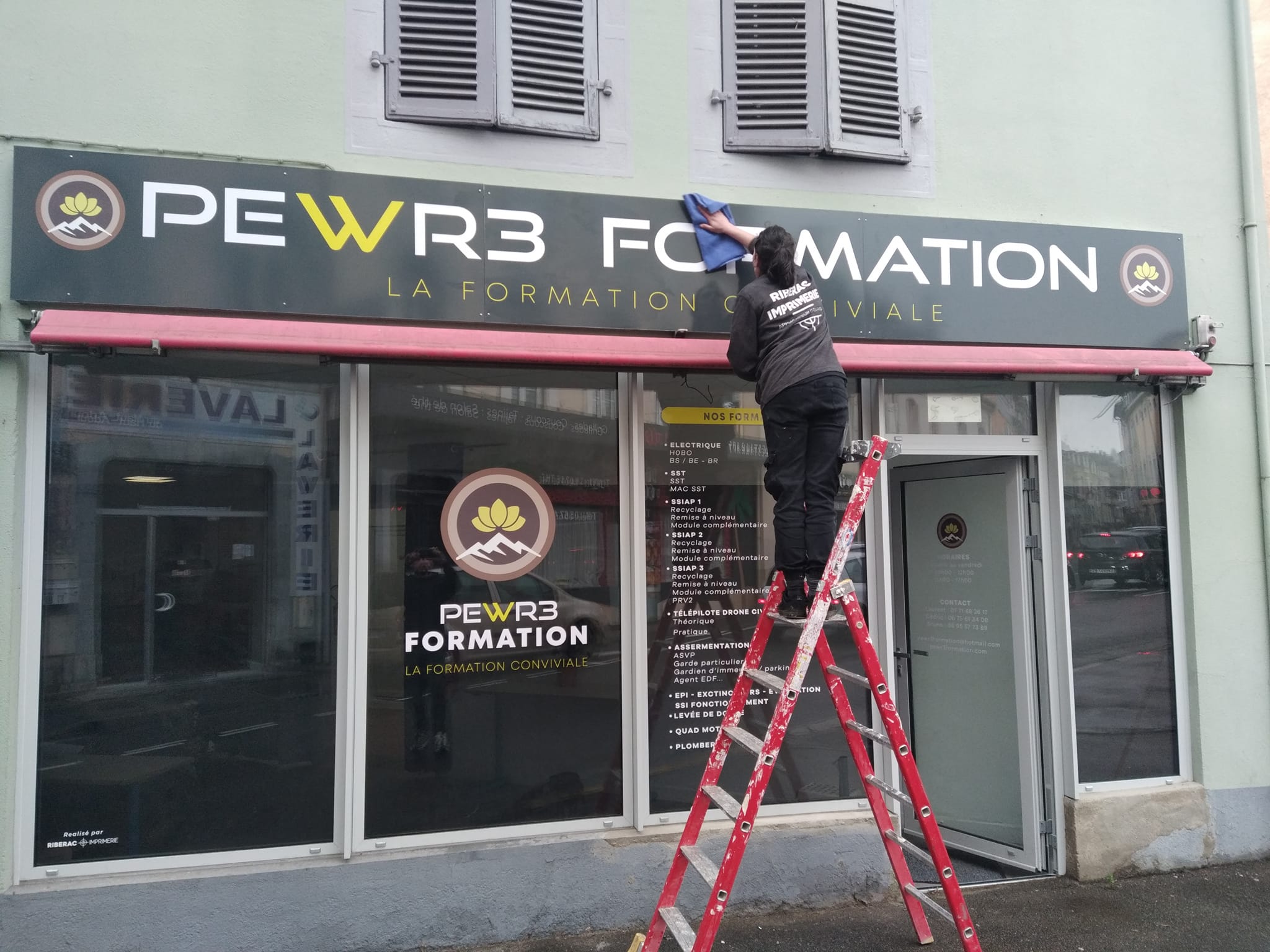 Décoration de vitrine avec Ribérac Imprimerie