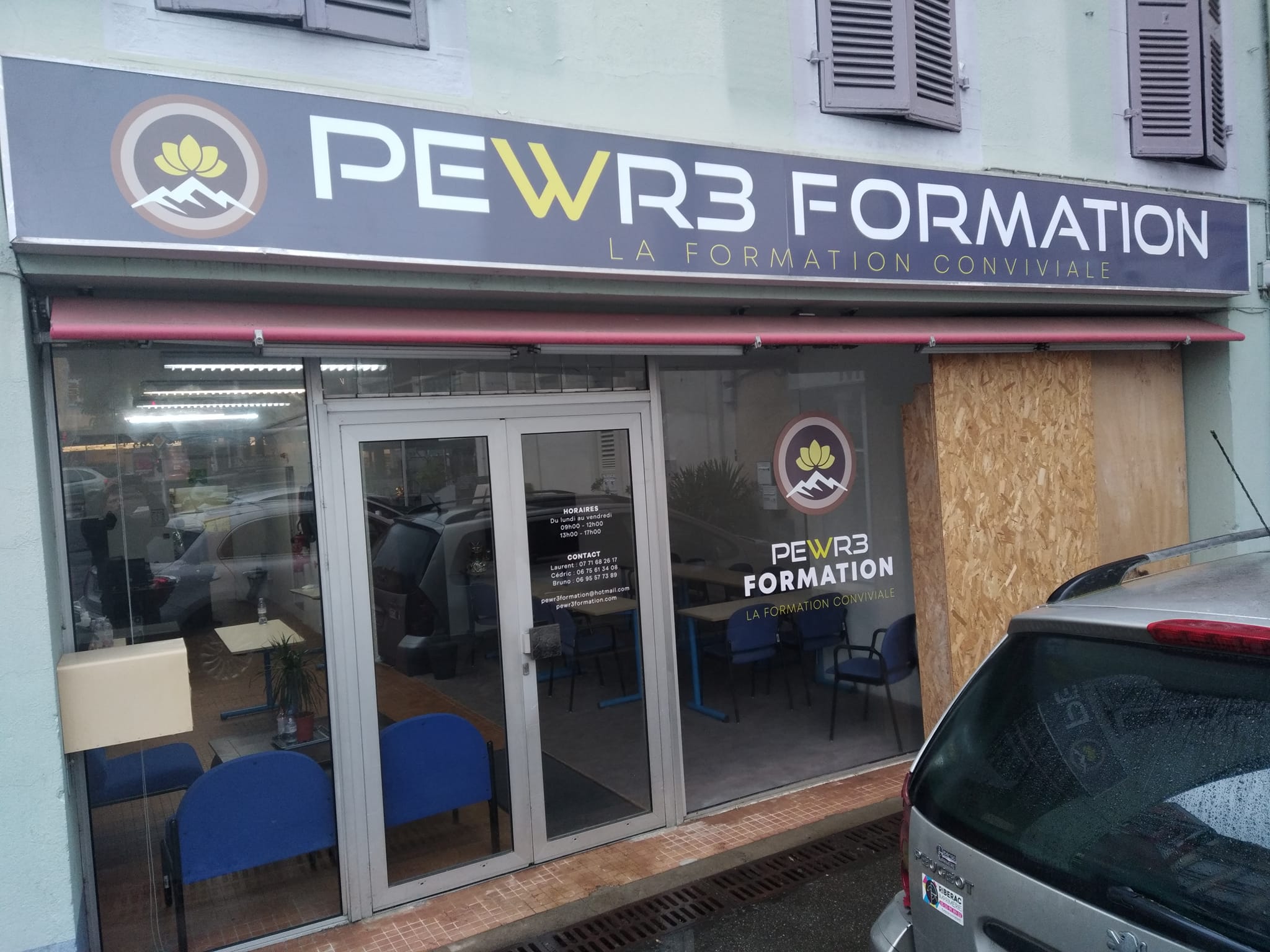 Décoration de vitrine avec Ribérac Imprimerie