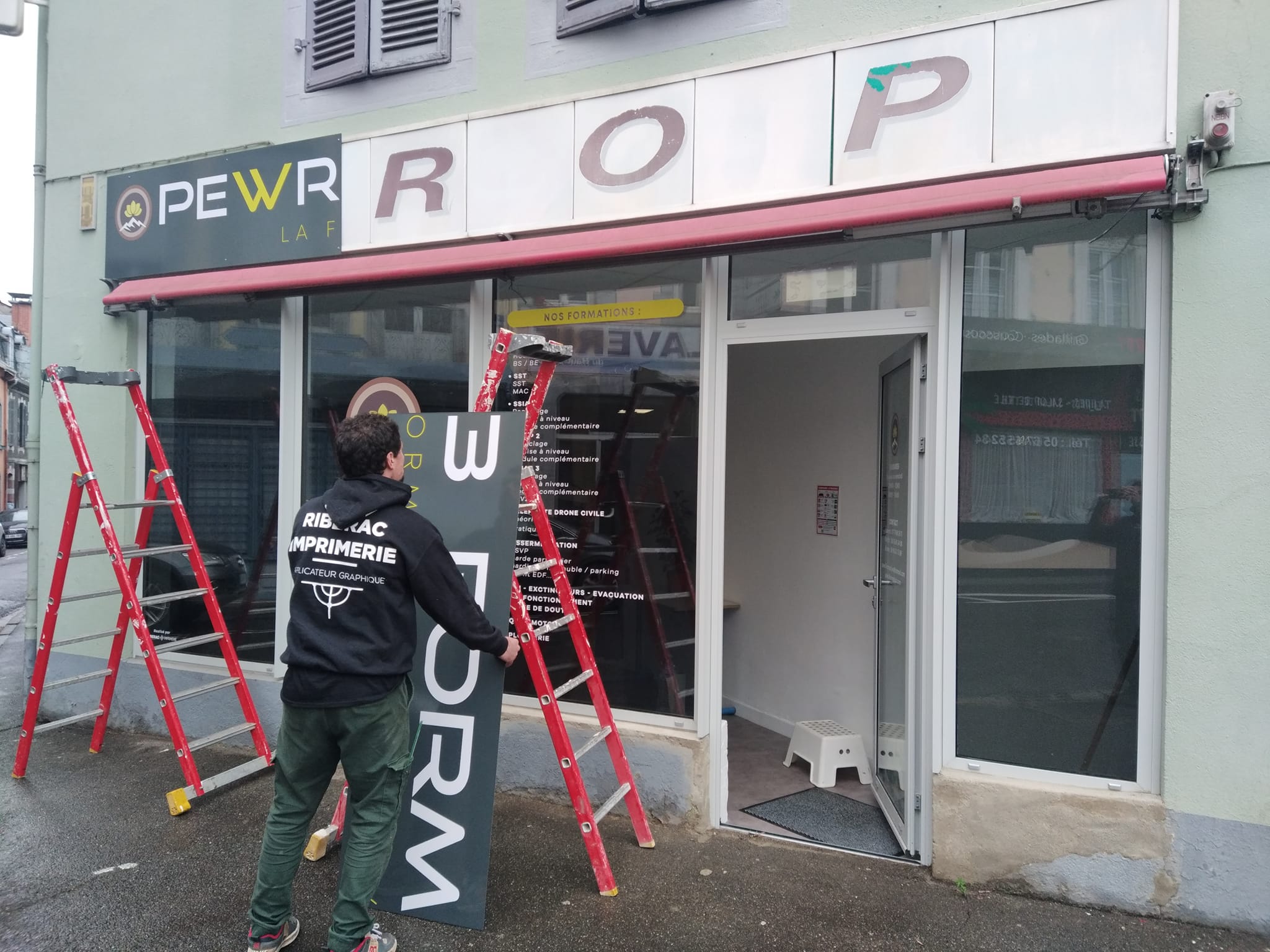 Décoration de vitrine avec Ribérac Imprimerie