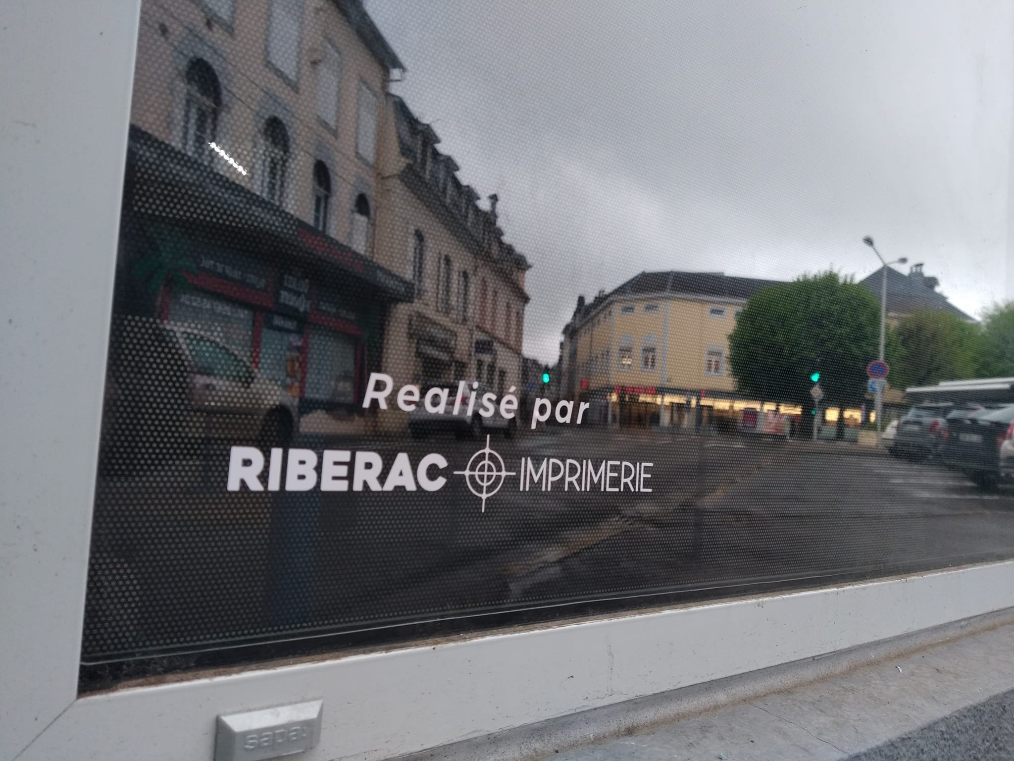 Décoration de vitrine avec Ribérac Imprimerie