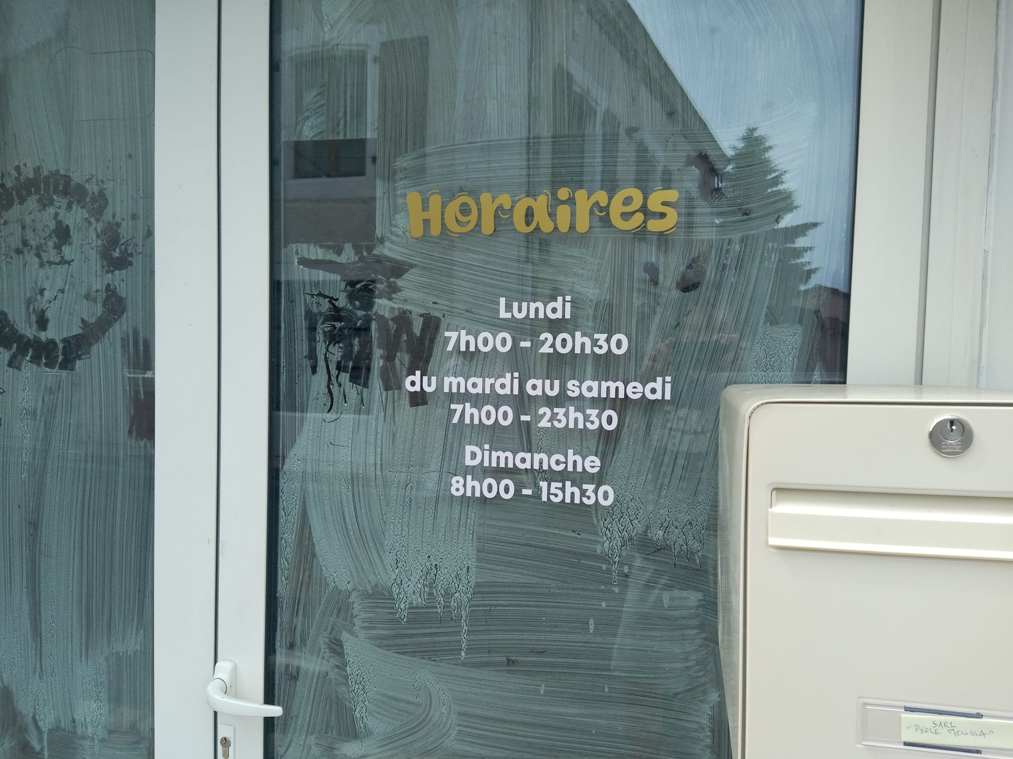 Décoration de vitrine avec Ribérac Imprimerie
